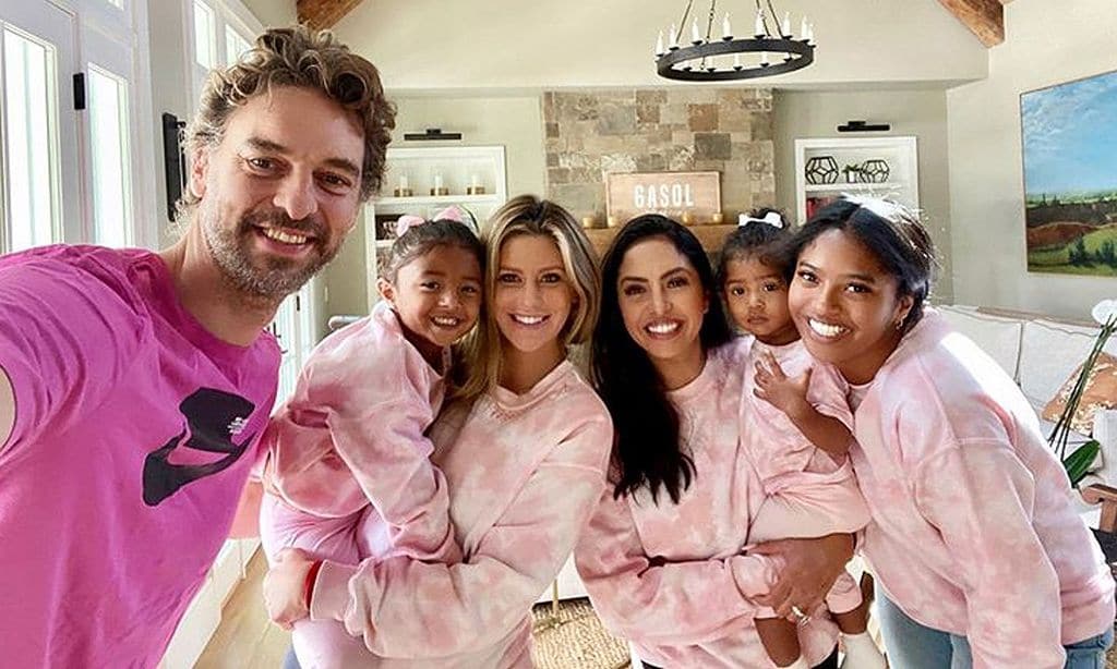 Pau Gasol con su mujer y Vanessa Bryant y sus hijas