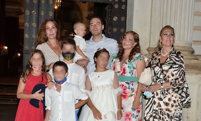 Rosa Benito, volcada con sus hijos y sus nietos en una comunión familiar con una notable ausencia