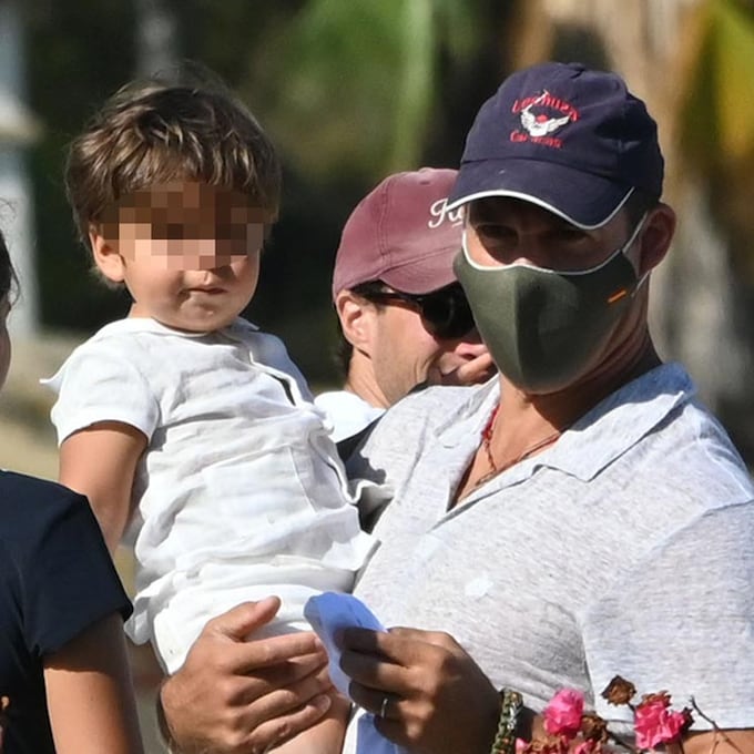 Luis Alfonso de Borbón y Margarita Vargas, con el brazo en cabestrillo, de vacaciones con sus hijos en Sotogrande