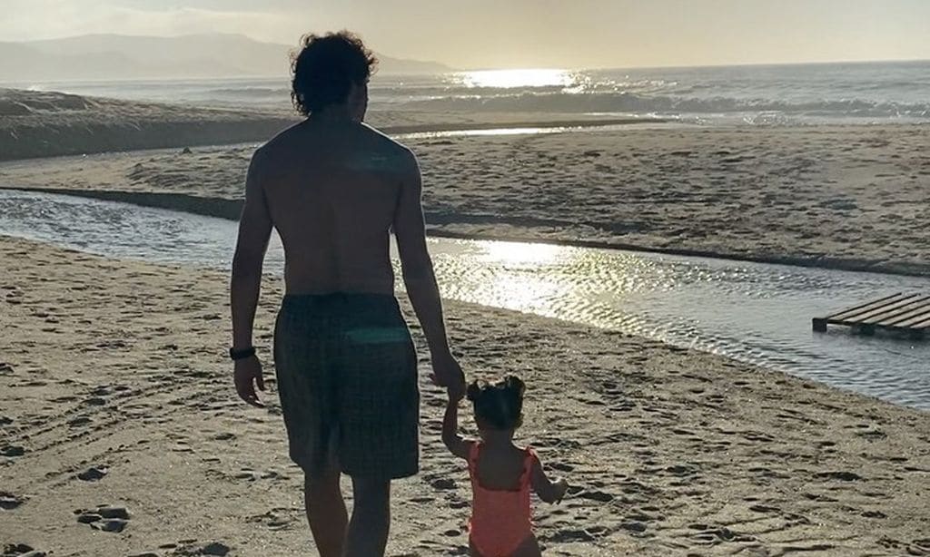 Martiño Rivas, en la playa con su hija