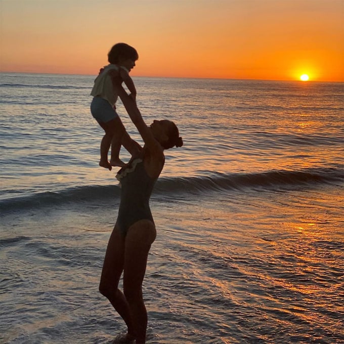 Eva González apura los últimos rayos de sol con su hijo Cayetano
