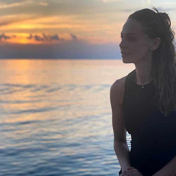 Eva González despide el verano con un baño al atardecer y Cayetano Rivera como fotógrafo de excepción