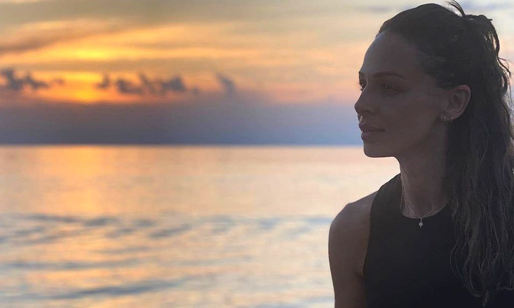 Eva González despide el verano con un baño al atardecer y Cayetano Rivera como fotógrafo de excepción