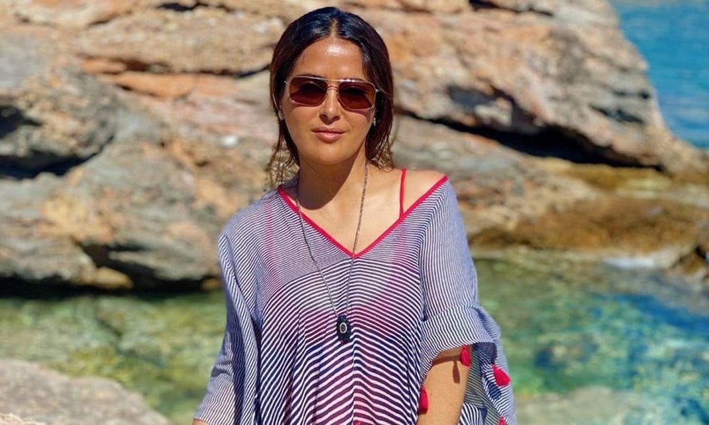 Besos con mascarilla, bailes al son de Celia Cruz y un cuerpo de infarto: Salma Hayek, relax en Grecia