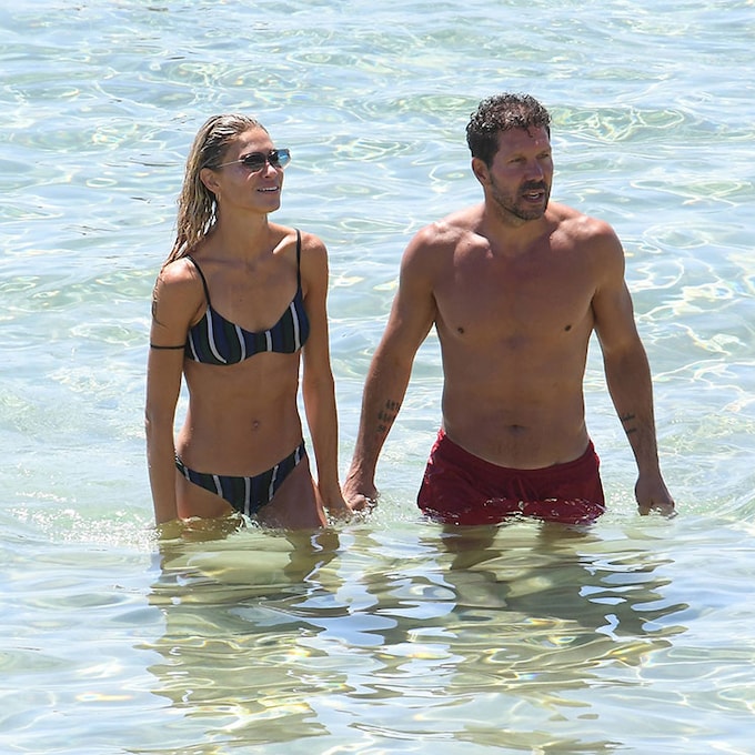 Simeone y Carla Pereyra, idílicas vacaciones en las playas de Formentera