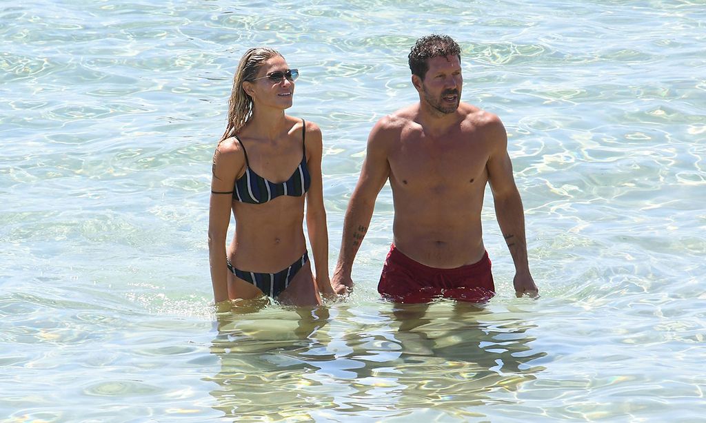 Simeone y Carla Pereyra, idílicas vacaciones en las playas de Formentera