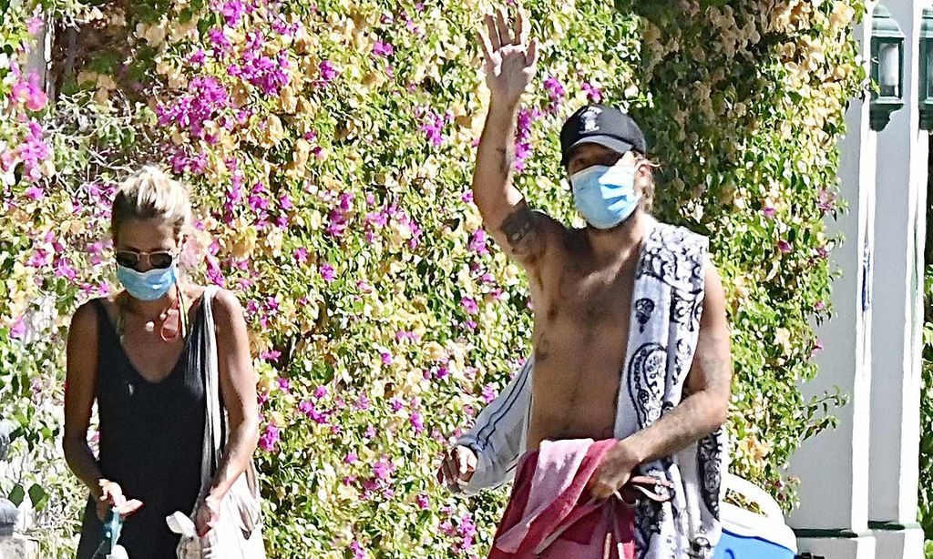 Ana Fernández luce tipazo en la playa junto a Adrián Roma y sus mascotas