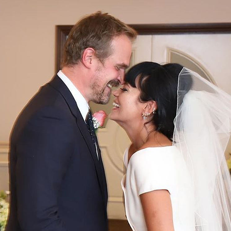 Lily Allen y David Harbour ('Stranger Things') se han casado en una boda al estilo Las Vegas