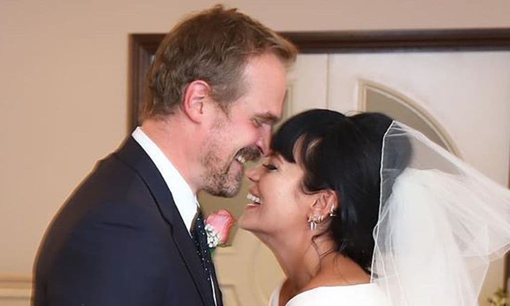 Lily Allen y David Harbour durante su boda en Las Vegas