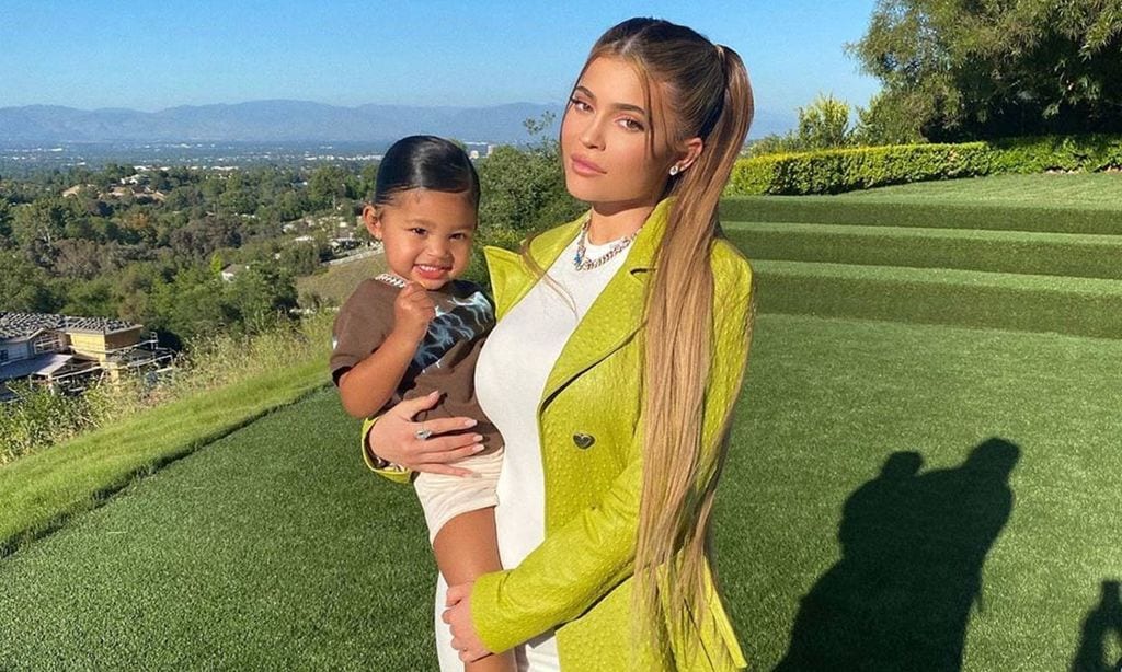 ¡Tal para cual! Stormi imita a su madre Kylie Jenner delante de un espejo