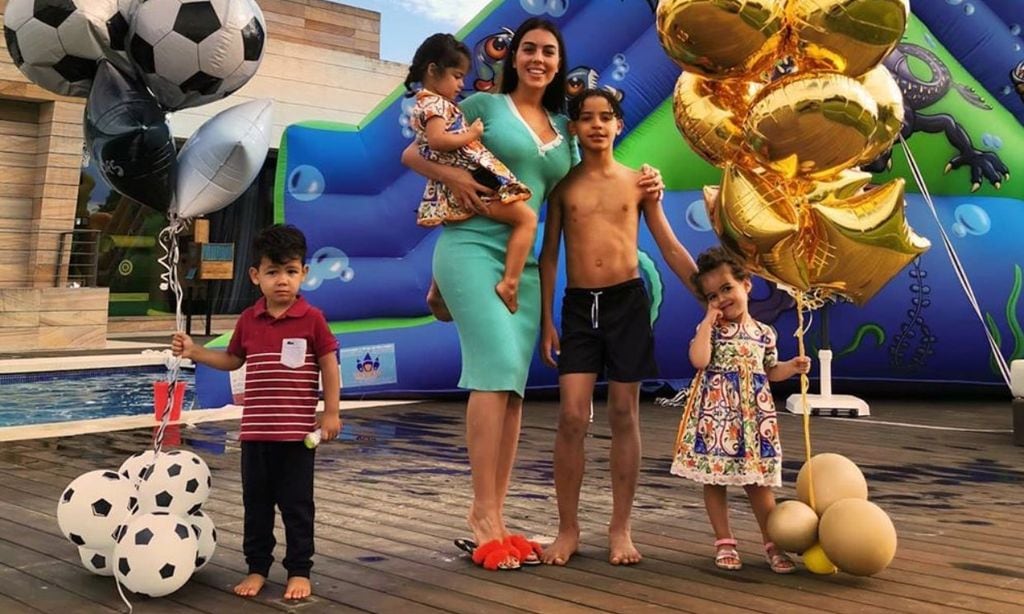Georgina Rodríguez presenta a sus 'nietos' en una divertida tarde de juegos con los niños