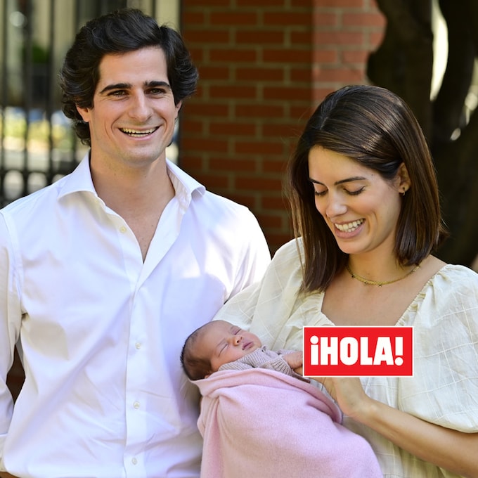 Los duques de Huéscar abandonan el hospital con su hija recién nacida