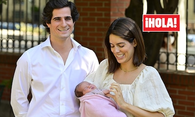 Los duques de Huéscar abandonan el hospital con su hija recién nacida