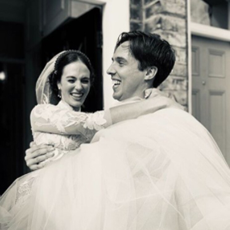 Jessica Brown Findlay, de 'Downton Abbey', se casa por sorpresa y abre el álbum de su romántica boda