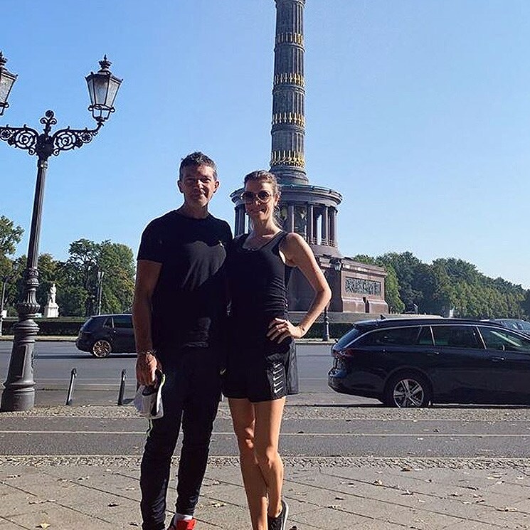 Antonio Banderas, ya recuperado, disfruta de Berlín 'con amor' junto a Nicole Kimpel 