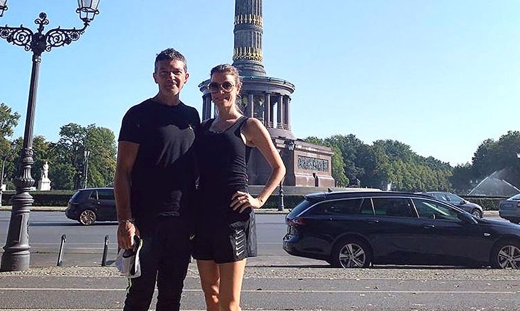 Antonio Banderas, ya recuperado, disfruta de Berlín 'con amor' junto a Nicole Kimpel