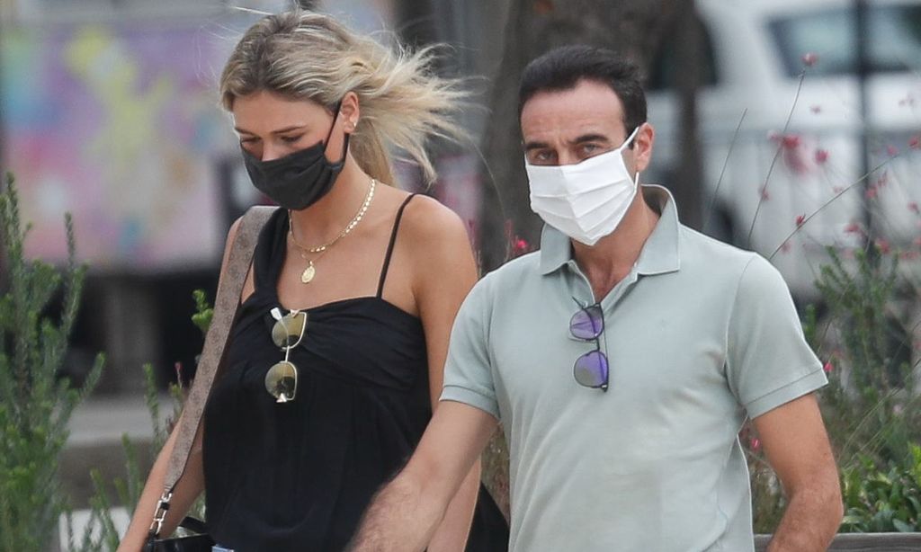 Enrique Ponce y Ana Soria, paseo y toros en el sur de Francia