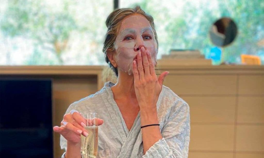 Champán y 'la otra mascarilla', así se preparó Jennifer Aniston para la noche de los Emmy