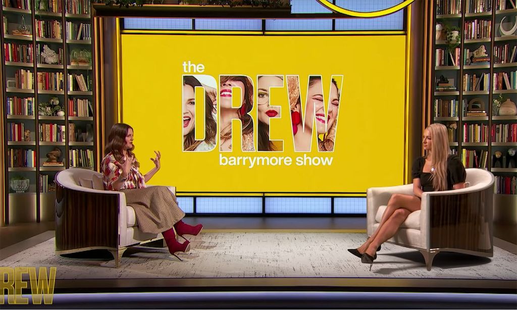 Drew Barrymore le confiesa a Paris Hilton que también fue aislada en un centro para menores