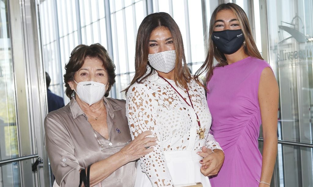 Sus tres hijos, su novio, sus padres... Raquel Revuelta presume de familia al recibir la Medalla de Sevilla