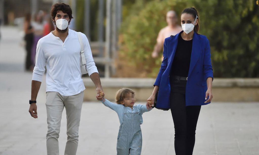 Excursión familiar al acuario: Eva González y Cayetano Rivera se divierten con su hijo