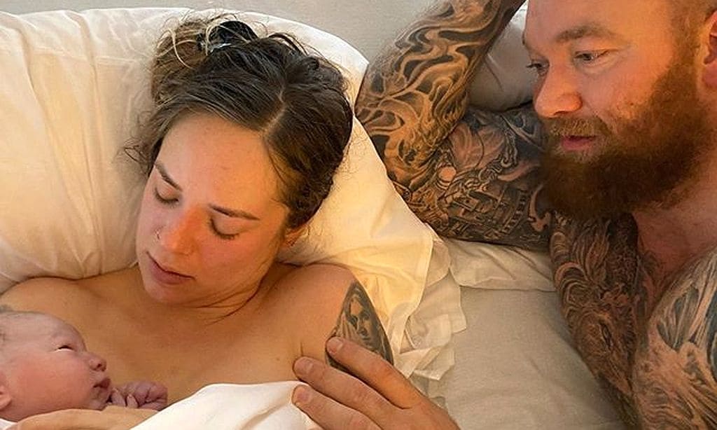 Hafþór Júlíus Björnsson, con su mujer y su hijo