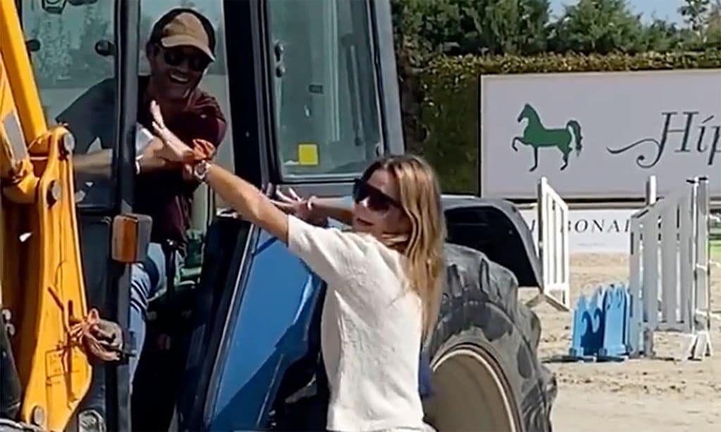 La entrada estelar de Amelia Bono a la hípica con tacones y… ¡en tractor!