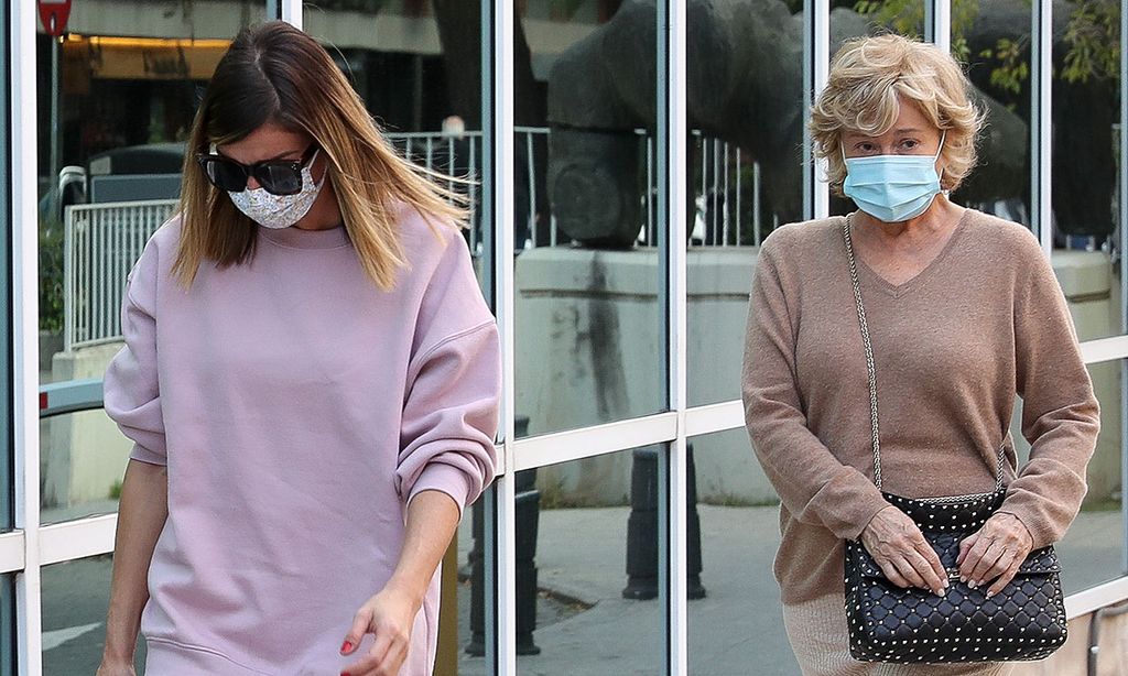 Alba Santana, inseparable de su madre Mila Ximénez, que sigue su tratamiento contra el cáncer