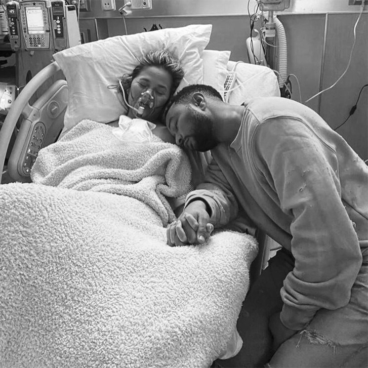 Chrissy Teigen y John Legend comparten sus momentos de dolor tras perder el bebé que esperaban  