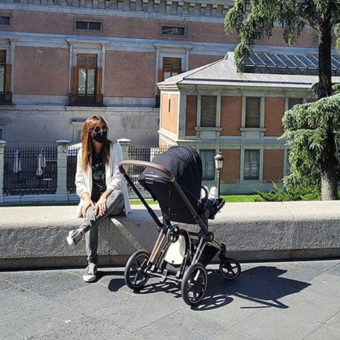 Isabel Jiménez, escapada al museo con su hijo Hugo cuando está a punto de darle un hermanito