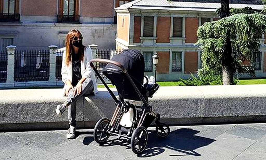 Isabel Jiménez, escapada al museo con su hijo Hugo cuando está a punto de darle un hermanito