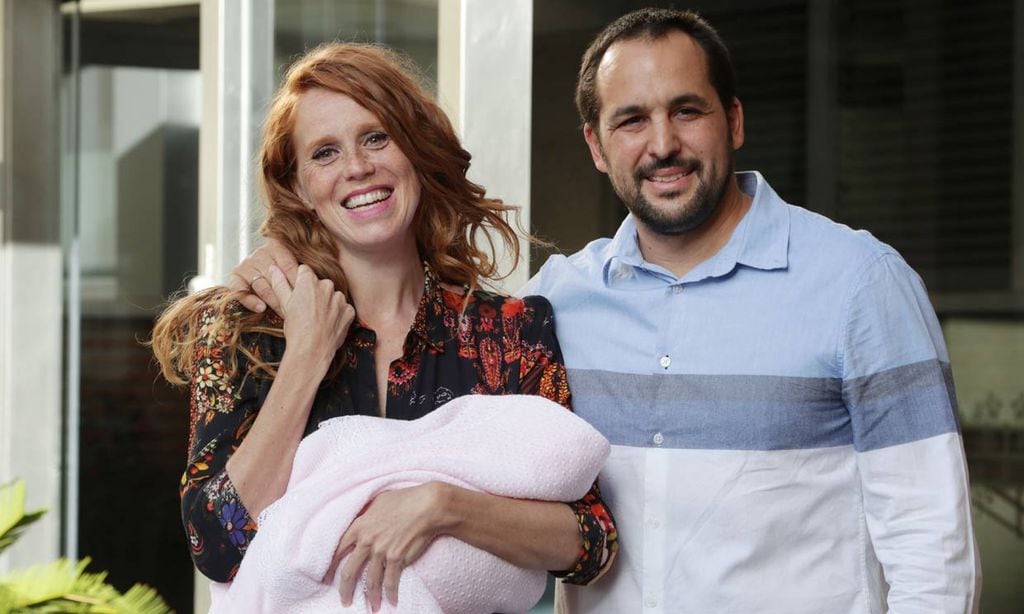 María Castro presenta a su segunda hija, Olivia, dos días después de su nacimiento