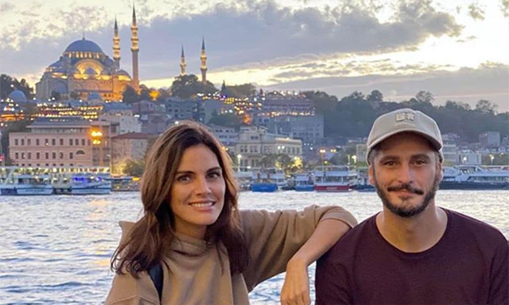 Amaia Salamanca presume de nuevo look y de compañeros de rodaje en Estambul