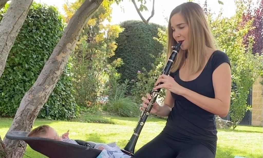 Escucha a Natalia Sánchez tocar el clarinete a su hijo Neo