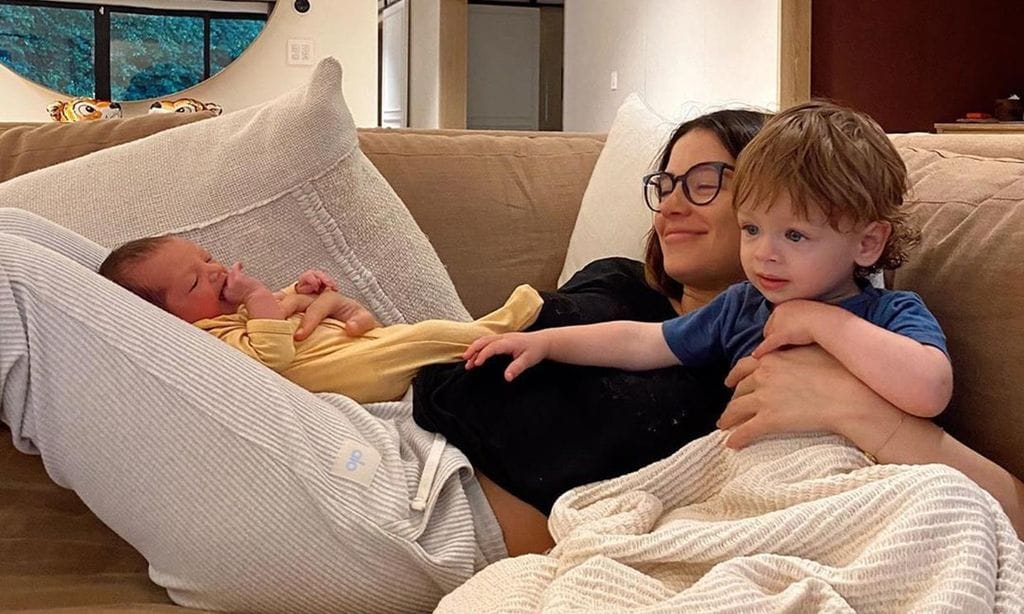 Sarah Kohan y Chicharito tienen al mejor ayudante en casa, su hijo Noah