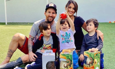 ¡Es un peluche! Las fotos más divertidas y simpáticas de los hijos de Messi para presentar a su perro