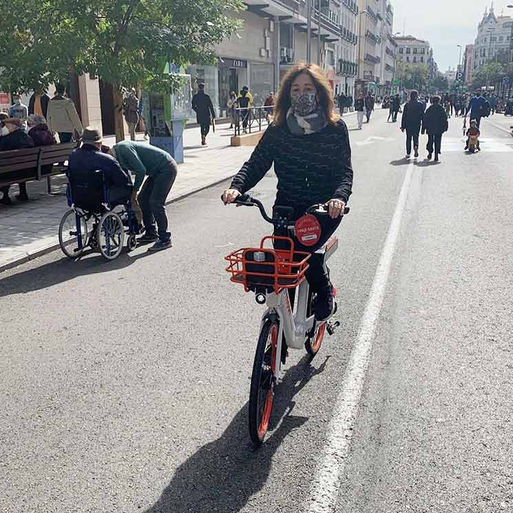 Ana Rosa Quintana desconecta con un paseo en bici por Madrid