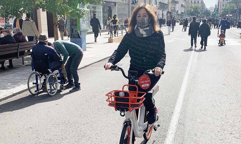 Ana Rosa Quintana desconecta con un paseo en bici por Madrid