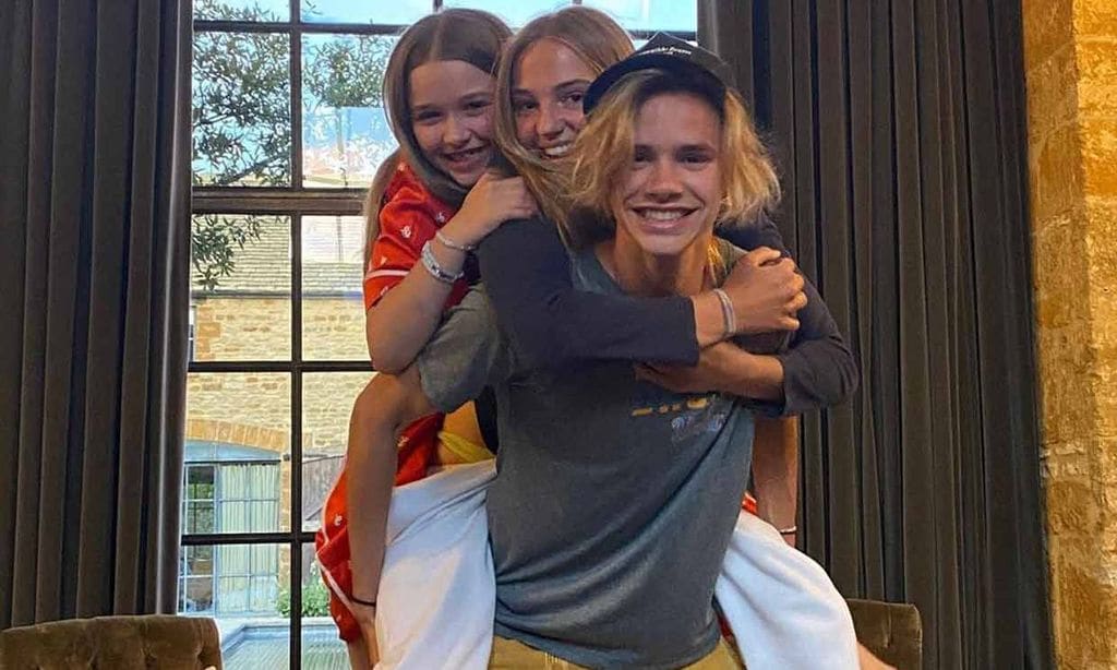  Romeo Beckham, la foto más familiar y divertida con sus 'dos princesas'