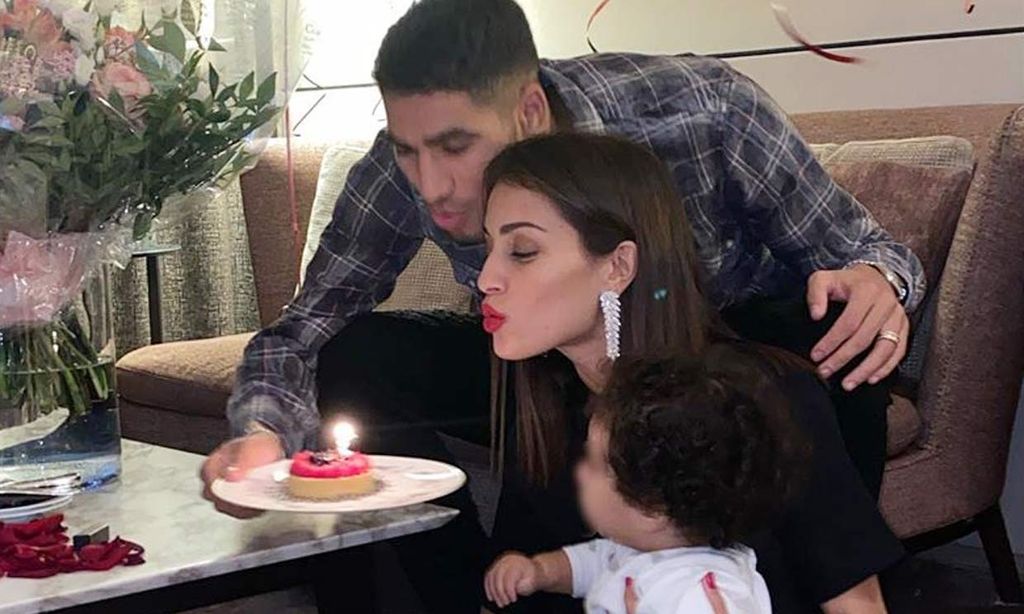 Flores, caprichos culinarios y un ayudante para soplar las velas, el cumpleaños en familia de Hiba Abouk