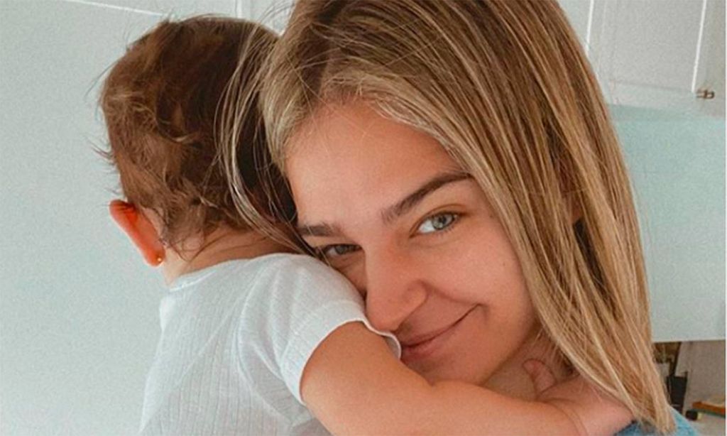 Pasito a pasito: Laura Escanes muestra, orgullosa, cómo camina su hija Roma