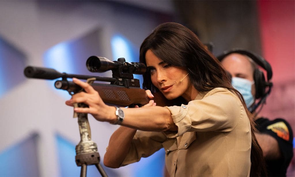 Pilar Rubio con un rifle