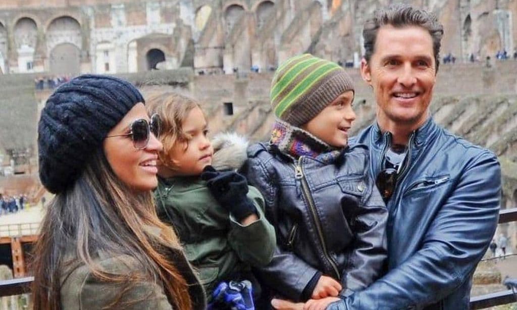 Los hijos de Matthew McConaughey le cantan ‘Cumpleaños Feliz’ muy bajito ¡para no molestarle!