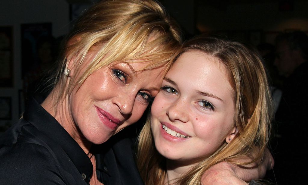 Stella Banderas habla de los pros y los contras de ser hija de Melanie Griffith y Antonio Banderas