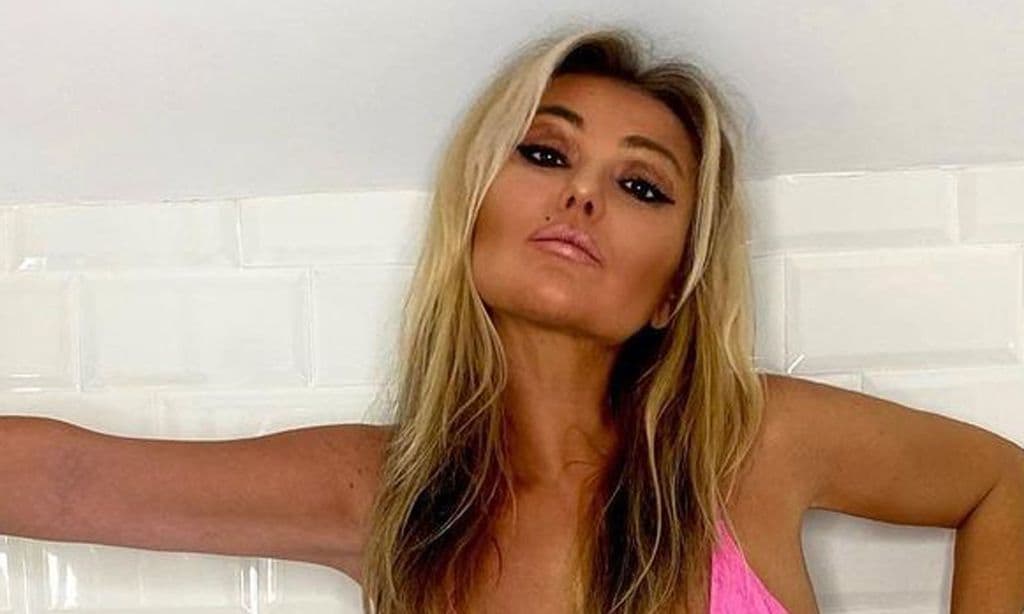 Con un bañador rosa y en la ducha, el posado más explosivo de Amaia Montero