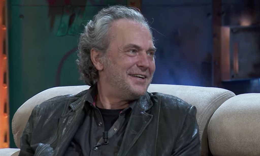 Un exconcursante de 'La isla de las tentaciones' se 'cuela' en la entrevista más surrealista a José Coronado