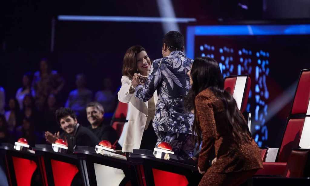 Última noche de batallas en 'La Voz', Laura Pausini cierra equipo y se despide de Carlos Rivera
