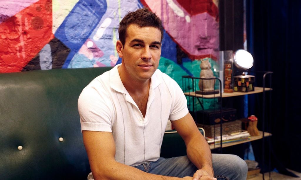 Mario Casas intenta enseñar a su hermano a jugar a los bolos... con un final inesperado