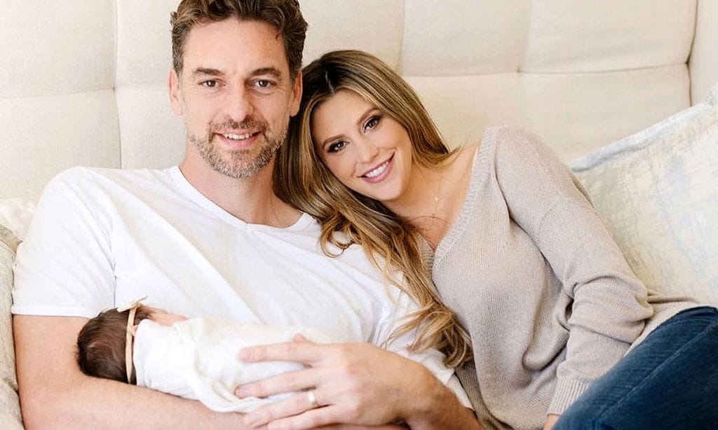 Cat McDonnell y Pau Gasol con su hija