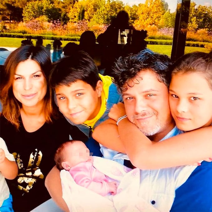 Raquel Perera presume de su gran familia e incluye a todos los hijos de Alejandro Sanz